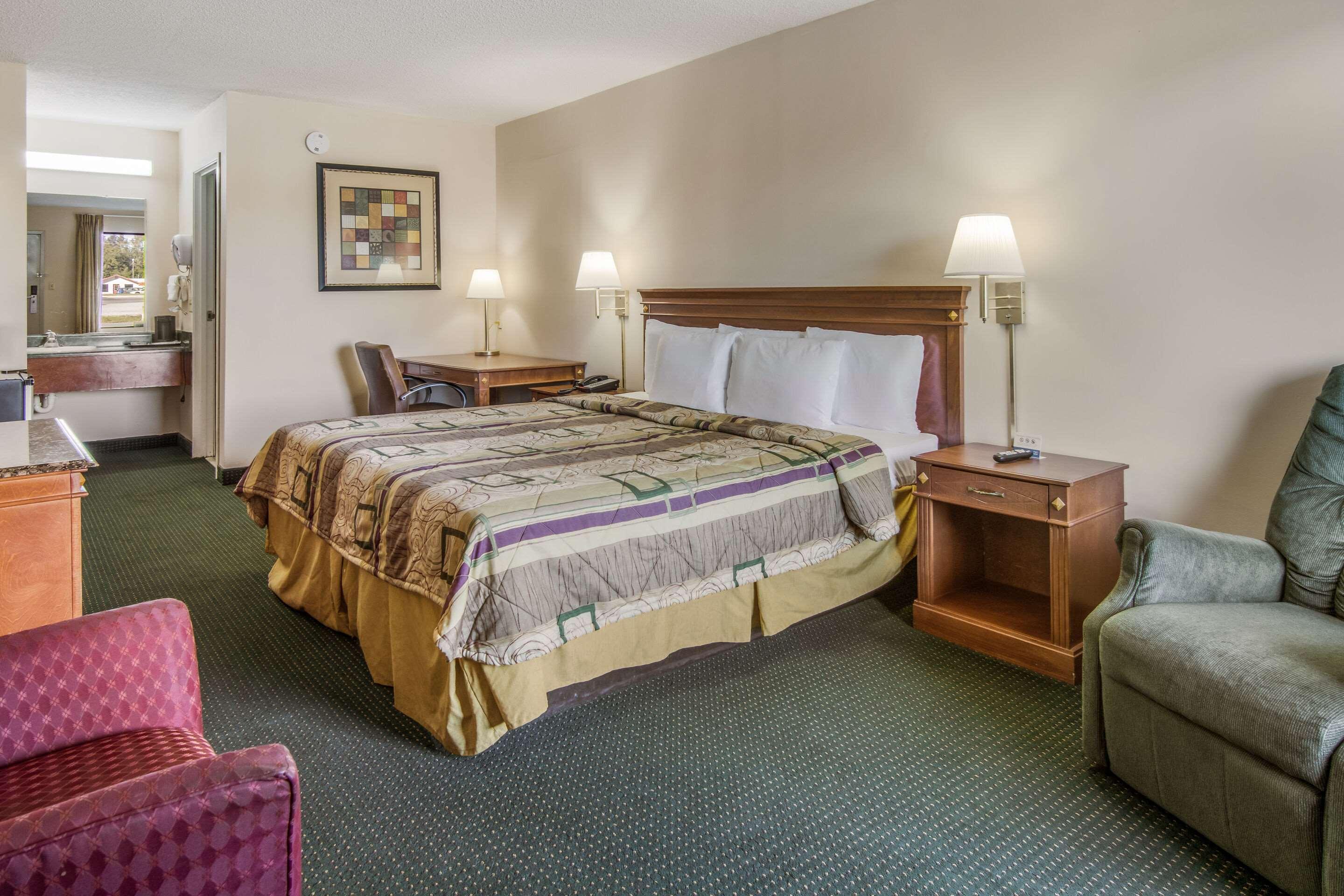 Rodeway Inn & Suites Dublin Exterior photo